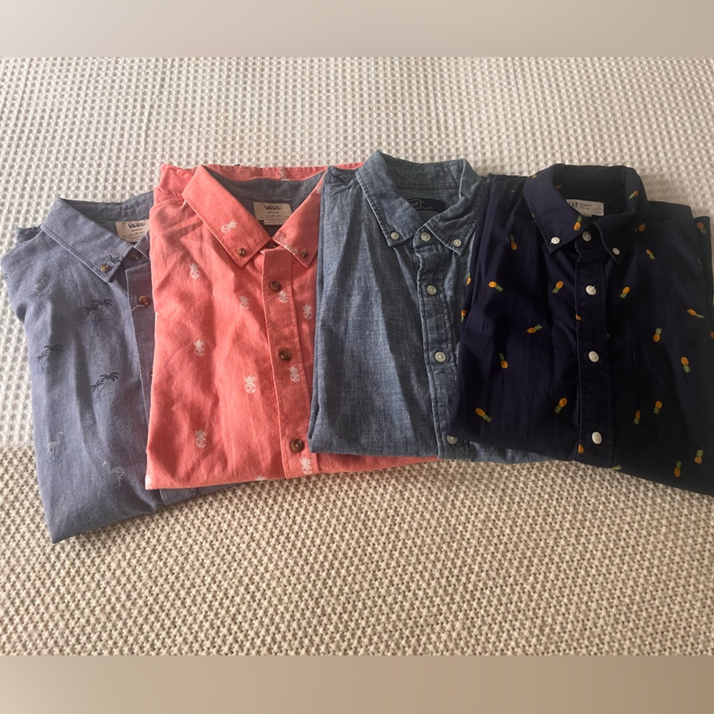 Bundle 4 short sleeve shirts Gap and Vans